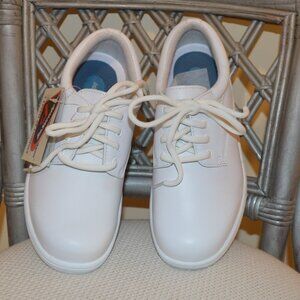 NWT InStride White Custom Fit Leather Shoes 6.5